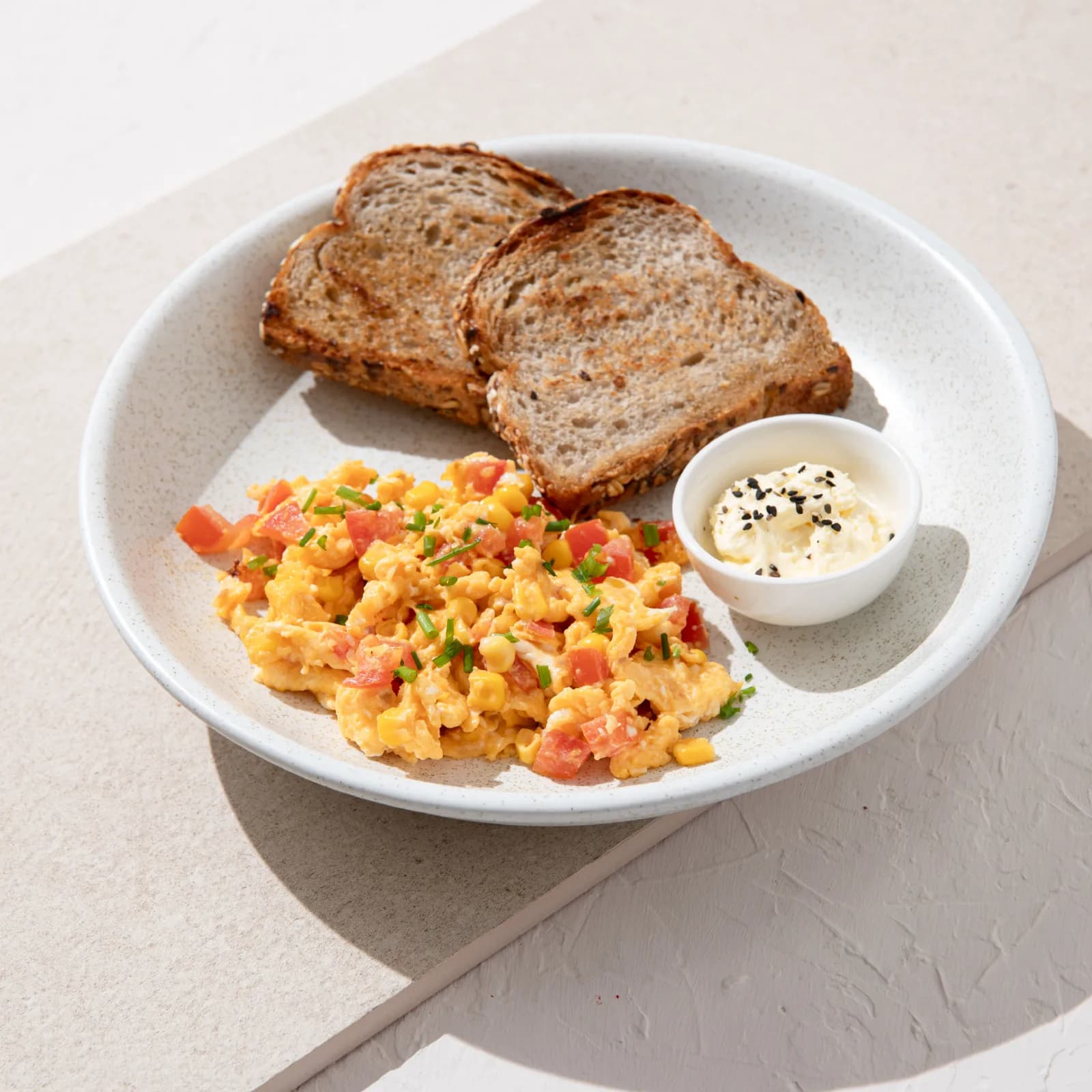 Huevos revueltos con maicitos y tomate