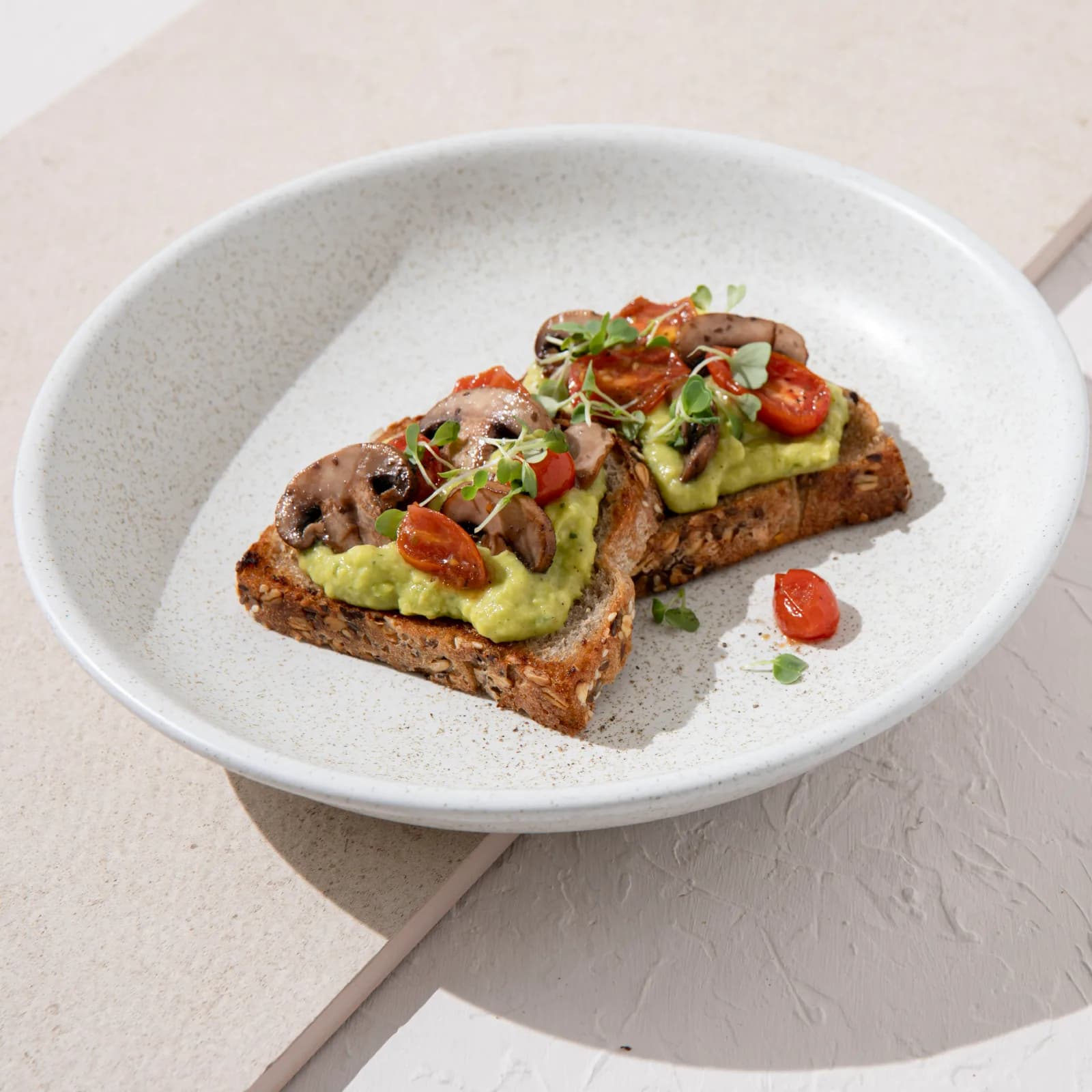 Tostada de guacamole y champiñones